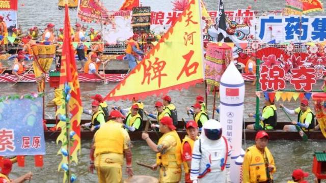 既要速度激情，更要气质拿捏，广州龙舟赛彩龙过江争红斗艳