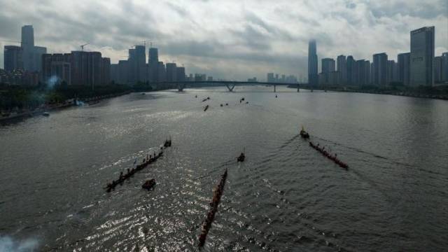 迎着光行舟，低饱和大片，广州江面真正百舸争流的宏大场景