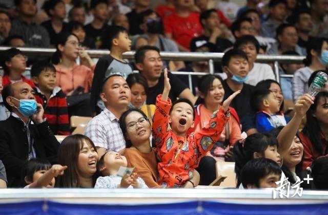 厂BA赛场内，座无虚席，气氛堪比世界杯。