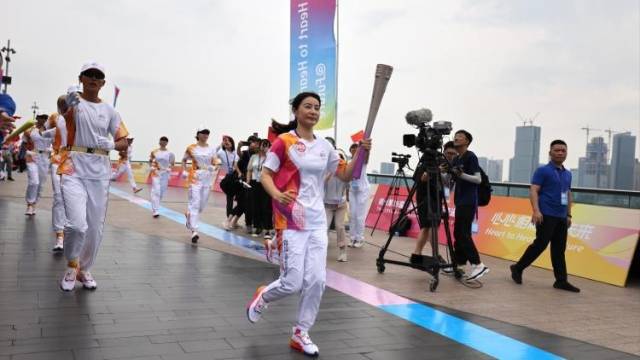 郭晶晶参与亚运火炬传递，寄语年轻运动员：不畏强敌做自己