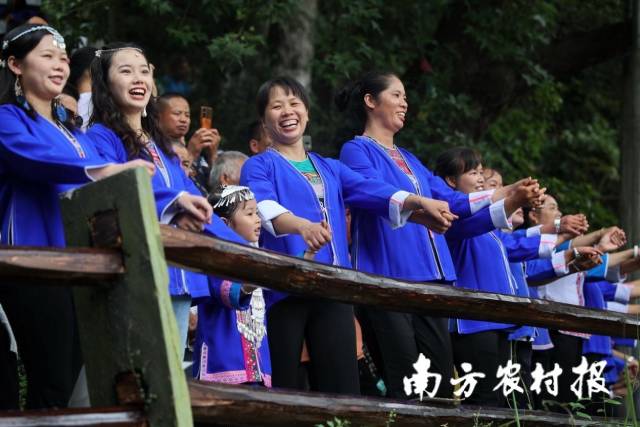 穿着传统服饰的侗族妇女儿童，唱起侗族大歌，盛情迎接八方宾客