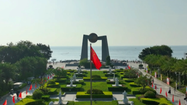 汕头南澳国庆日升国旗，北回归线晨曦中为新中国庆生