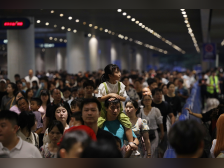 现场直击广州塔下游客潮,地铁广州塔站开始实施临时“飞站”