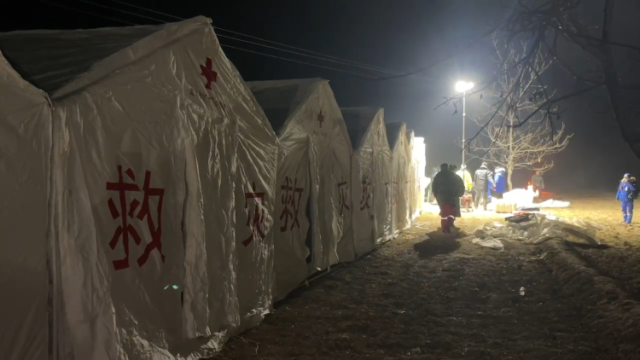 零下10℃冬夜救援队通宵搭帐篷，受灾村民紧急入住安置点