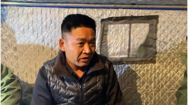 房子受损被冲毁前及时逃出，受灾村民杨寿林全家住进安置点