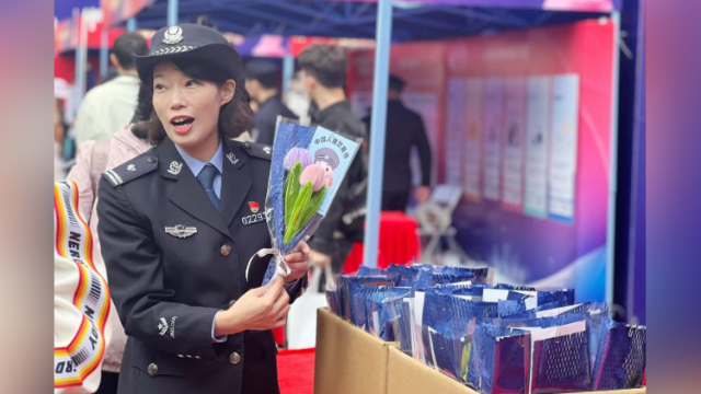 广州公安警察节举行警营开放日活动！市民赠送110朵手工花