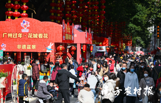 廣州迎春花市熱鬧非凡。
