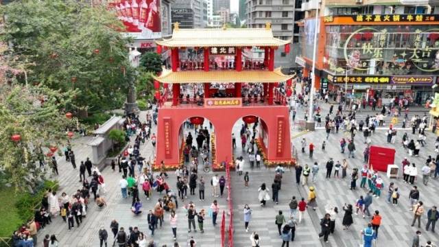 西湖花市开了！开市首日气氛火爆，市民游客满怀期待度新春