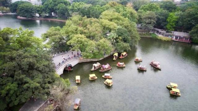 直击广州水上花市：花船游弋荔湾湖，民警护航平安“年味”