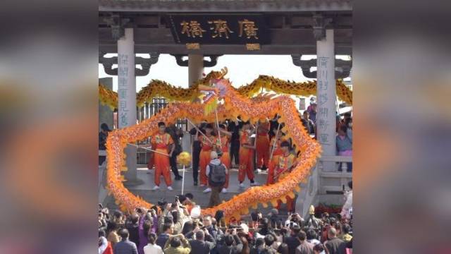 双龙舞动飞越广济桥，潮州古城年味浓浓迎新春