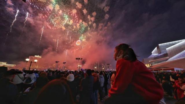 白鹅潭烟花燃出广州最强年味，神龙现珠江与烟花同框最是霸气