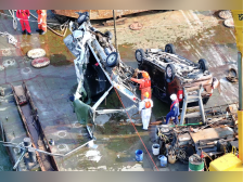 广州沥心沙大桥事故第二辆落水车被捞起，损毁严重已完全变形