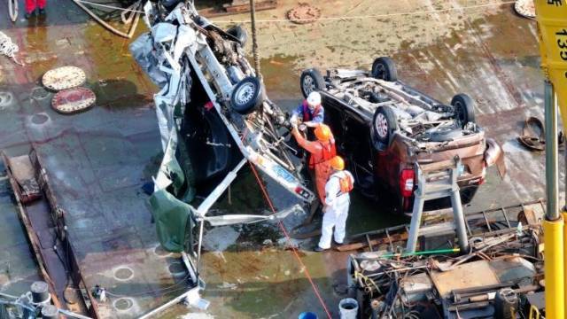 沥心沙大桥事故现场已捞起两辆落水车，分别为东莞和广州牌照