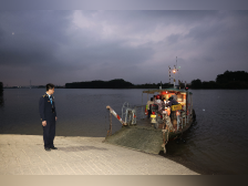 唯一陆路通道沥心沙大桥被撞断,南沙区三民岛居民乘轮渡出行