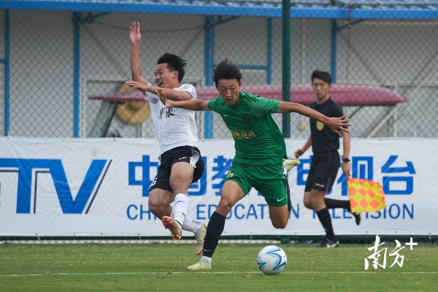 激烈拼抢。 激烈拼抢。