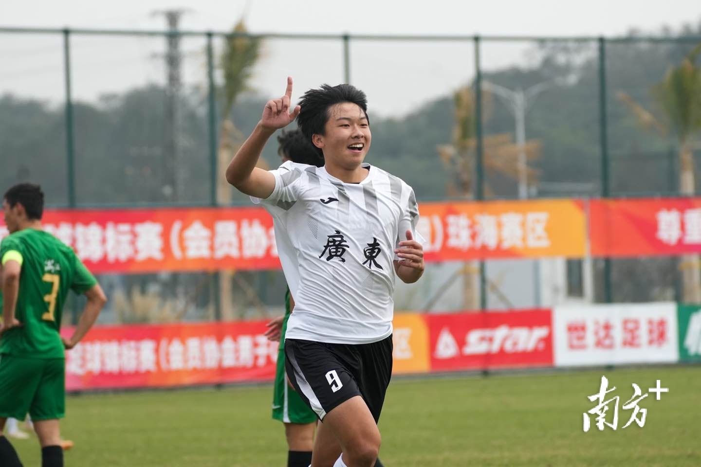 何嘉林庆祝进球。 何嘉林庆祝进球。