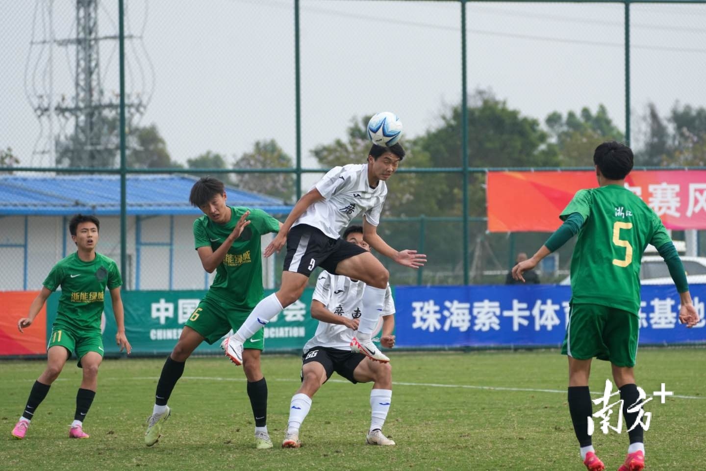 广东足协U17队前锋何嘉林高高跃起将皮球顶进对方球门。 广东足协U17队前锋何嘉林高高跃起将皮球顶进对方球门。