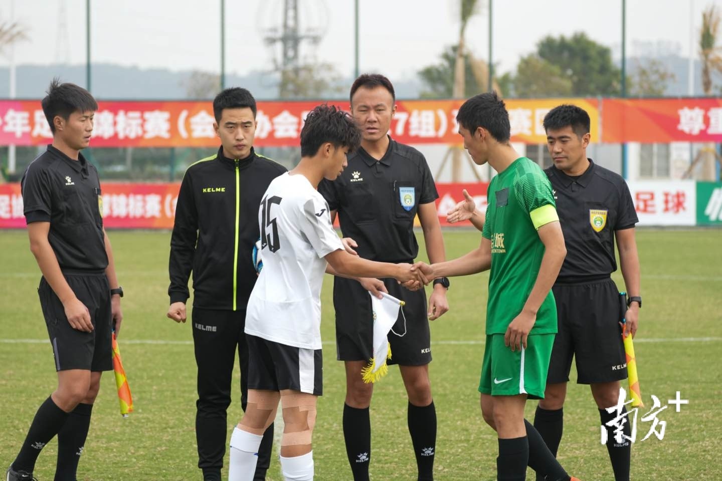 双方队长握手。 双方队长握手。