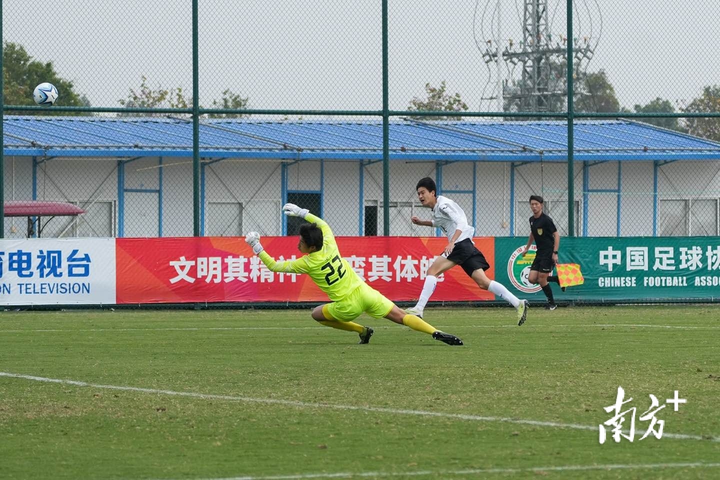 守门员奋力出击。 守门员奋力出击。