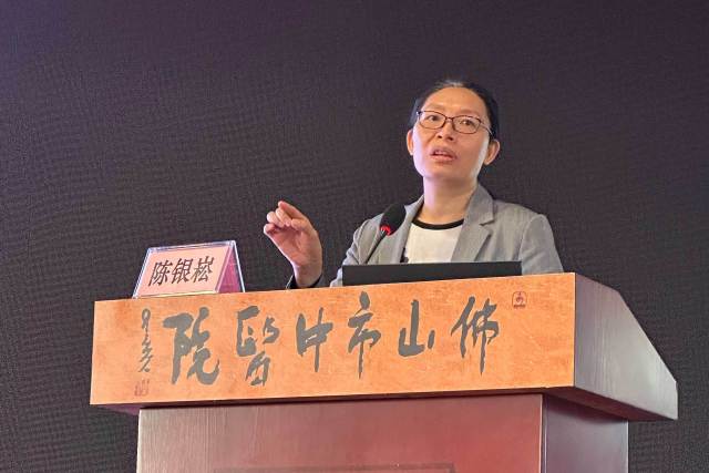 肿瘤中心护士长陈银崧讲课