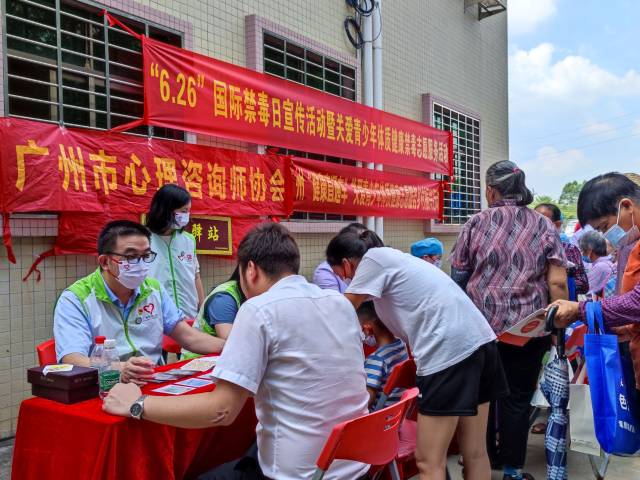 广州:青年志愿者在服务大局中持续弘扬“学雷锋”新风