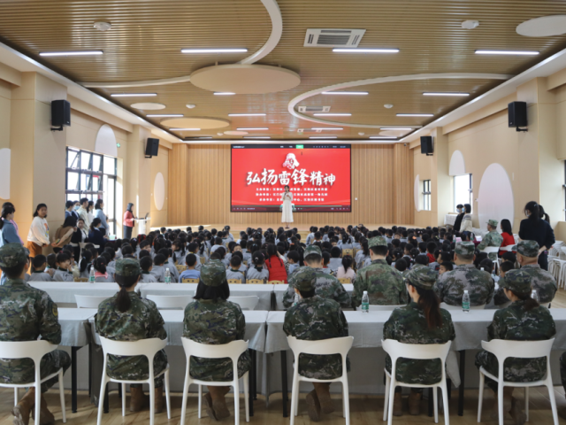 超有爱!武警官兵走进外海这所幼儿园,和萌娃共读雷锋故事,传承雷锋精神