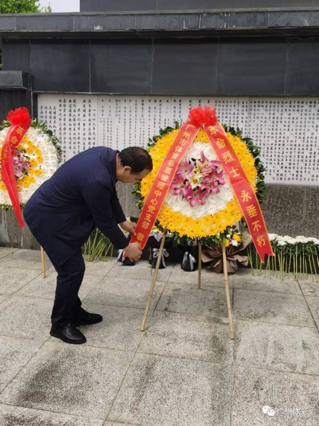 喻建良书记整理花圈挽联