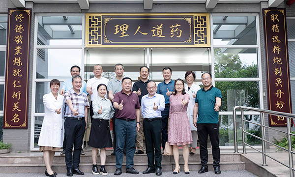 我院与专家合影