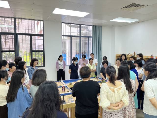 蔡宝鸿博士带领学员进行团体沙盘分享
