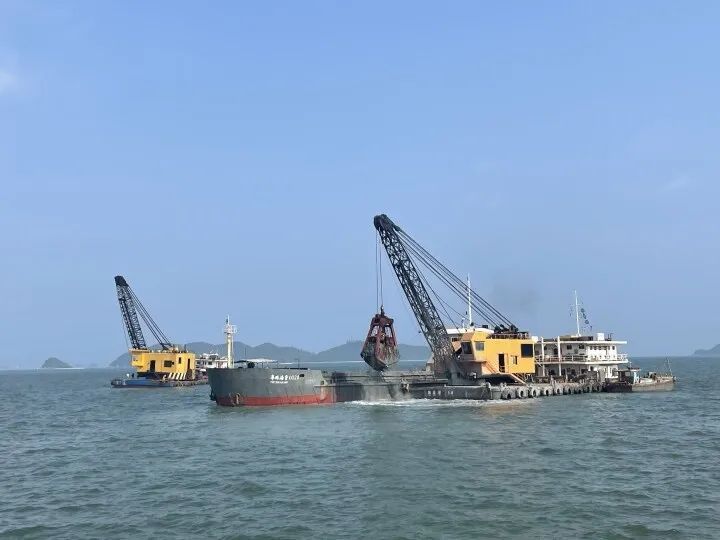 一艘施工船舶正在进行港池疏浚作业。 一艘施工船舶正在进行港池疏浚作业。