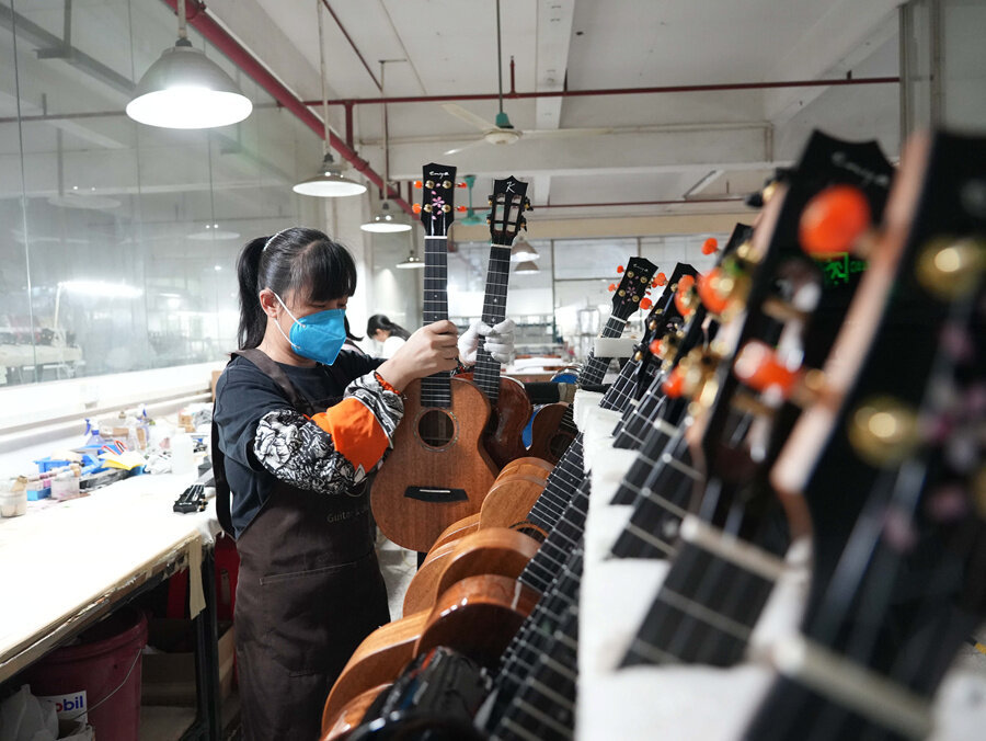 恩雅乐器致力于让吉他变身“高科技产品”。惠州日报记者张艺明 摄