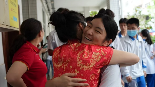 3位“神秘考生”写高考作文，谁写得最好？