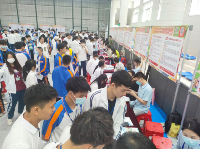 汕头市举办2023年汕头市公共就业服务进校园暨汕头技师学院校园双选会