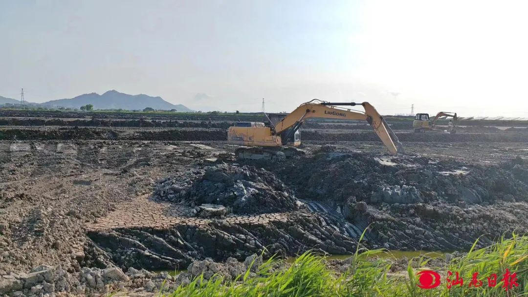 桥冲镇切实推进小棚南美白对虾养殖基地建设。
桥冲镇切实推进小棚南美白对虾养殖基地建设。