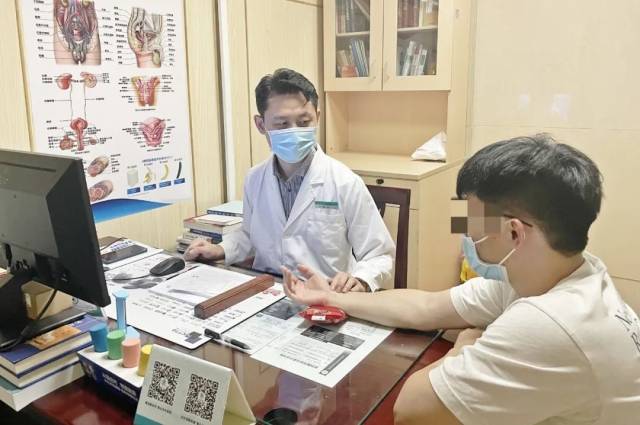 王鹏为患者看诊
