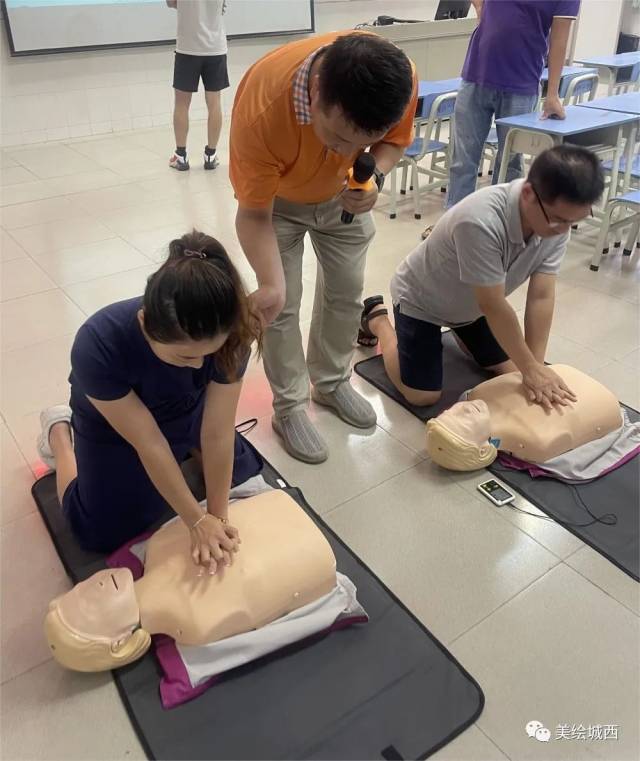 aed除颤仪为什么很贵黄金四分钟！分秒必争！学校开展自动体外除颤仪（AED）全体教师使用培训活动_https://www.jmylbn.com_新闻资讯_第9张