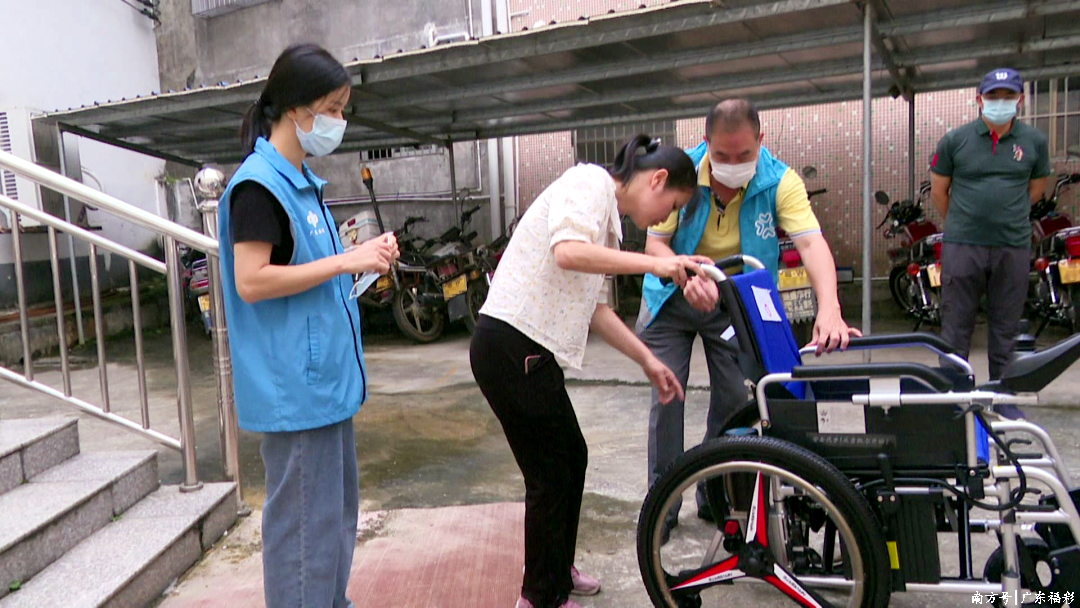 为罗定市龙湾镇穷困颓势东说念主士免费披发康复辅具
