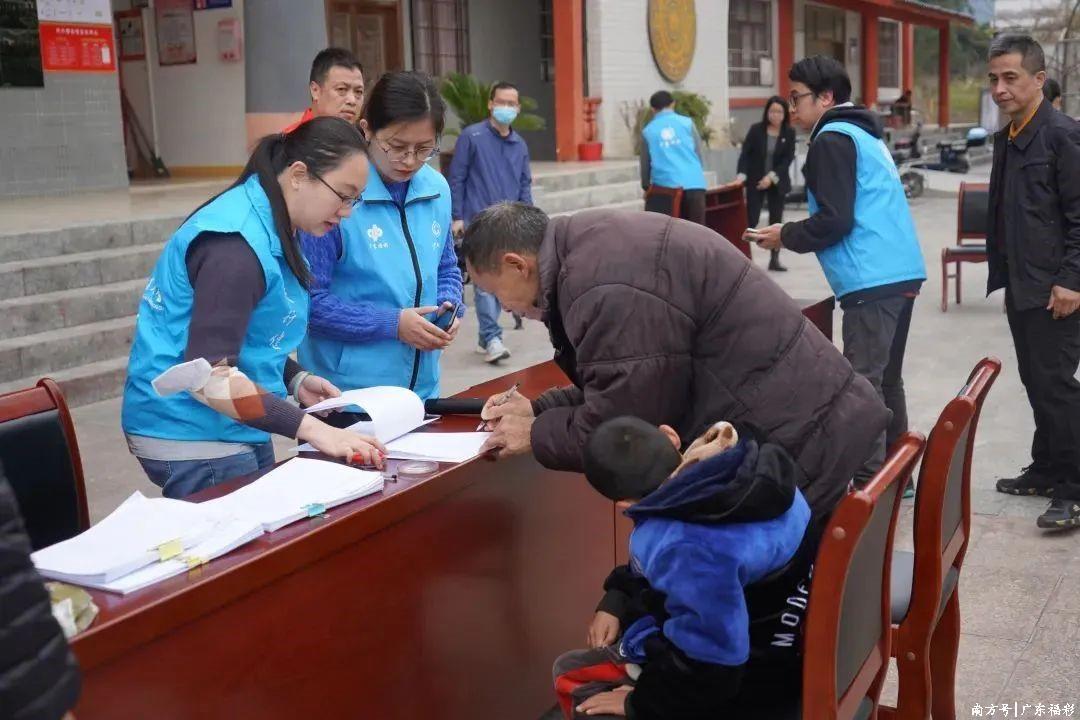 为下帅乡穷困家庭的颓势东说念主士免费披发康复辅具
