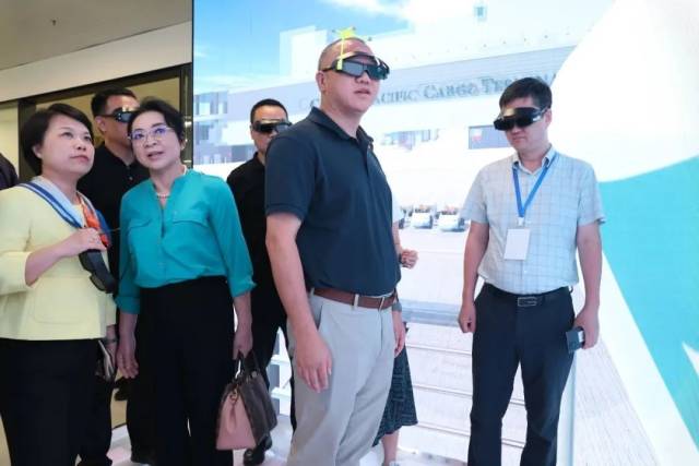 常务副院长袁峰尝试佩戴可穿戴式虚拟现实设备