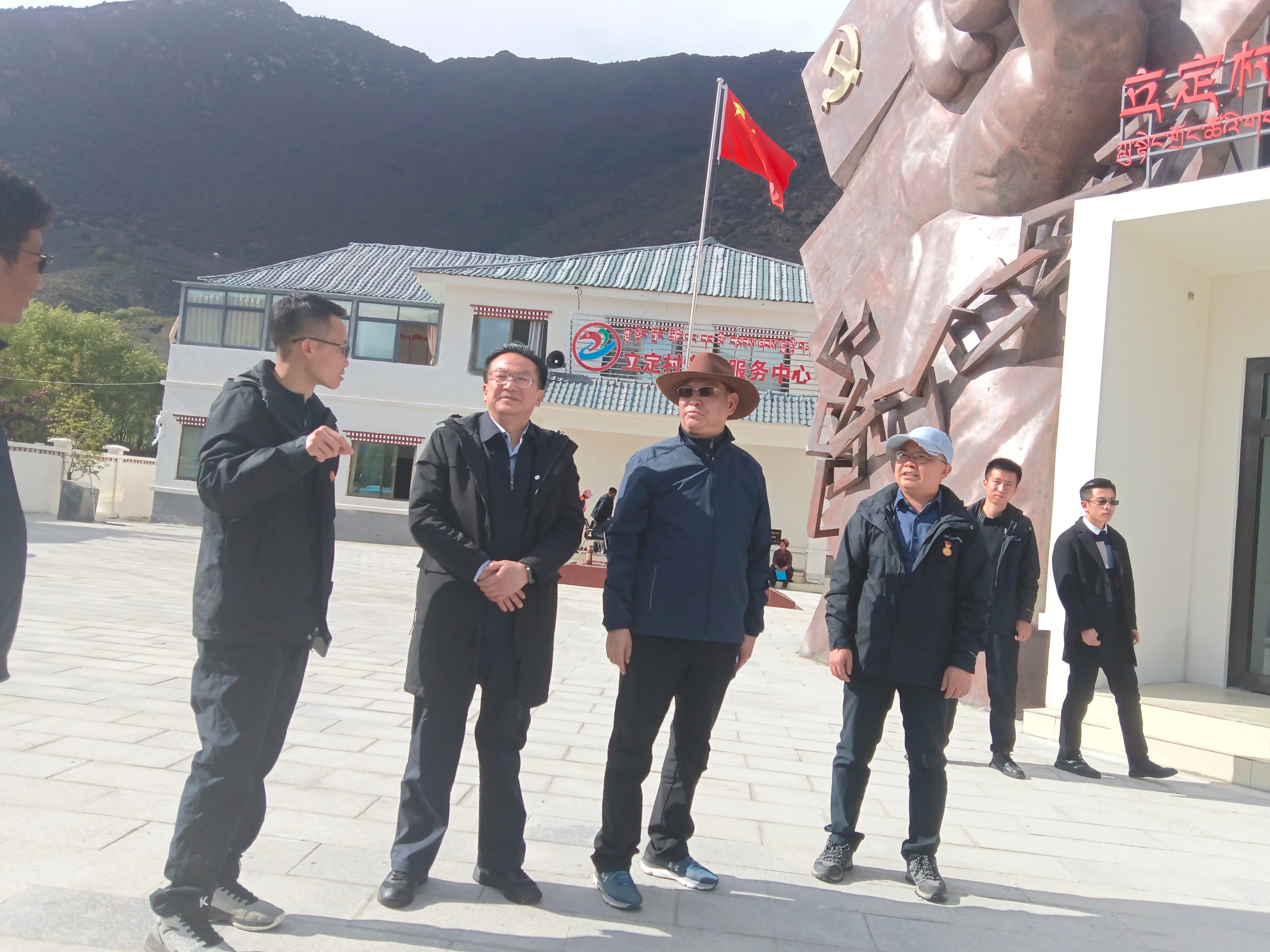 省援藏队吴耿淡领队到立定村锤真金不怕火乡村振兴示范村缔造
