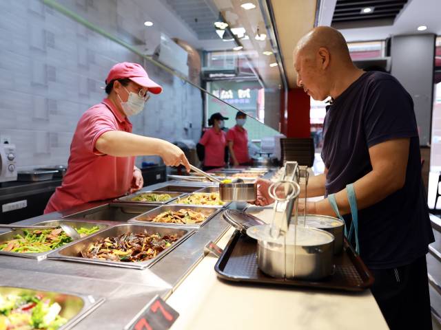 “小饭堂”温暖“大民生”，南沙连续三年长者就餐人次位居全市第一