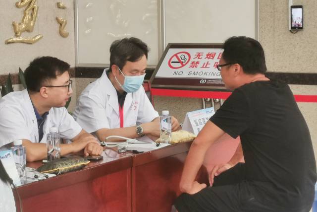 马明远进行专家义诊