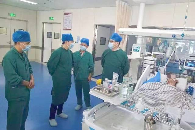 马明远（左2）进行教学查房