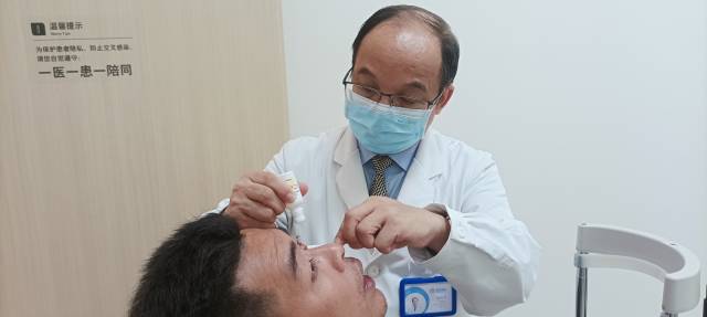 手术人工鼻是什么杨为中教授的故事：这位眼科主任，家族6位病人追随他20年_https://www.jmylbn.com_新闻资讯_第13张