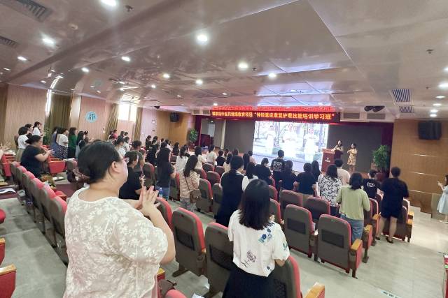 学员学习养生保健操