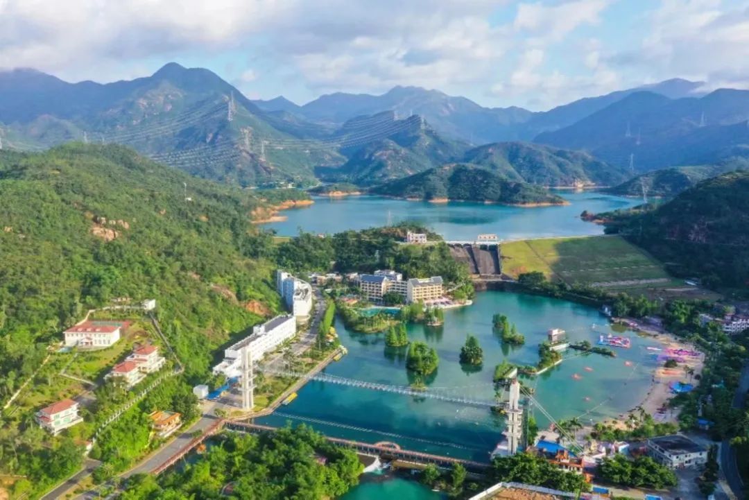 △古兜温泉坐拥山、泉、湖、海于一体的自然风光。景区供图
