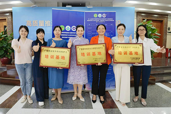 黄少娟主任（左四）带领护理团队领取牌匾并合影