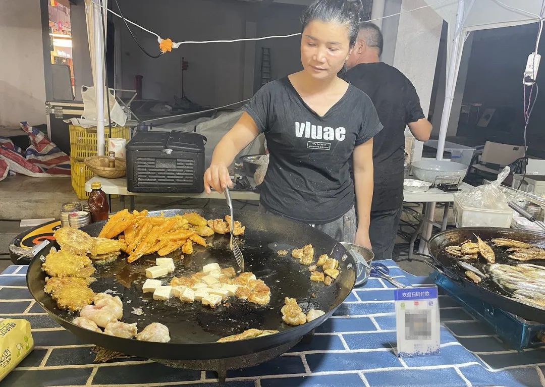 蒋丽娟在集市卖起她的家乡传统小吃——豆腐角。 蒋丽娟在集市卖起她的家乡传统小吃——豆腐角。