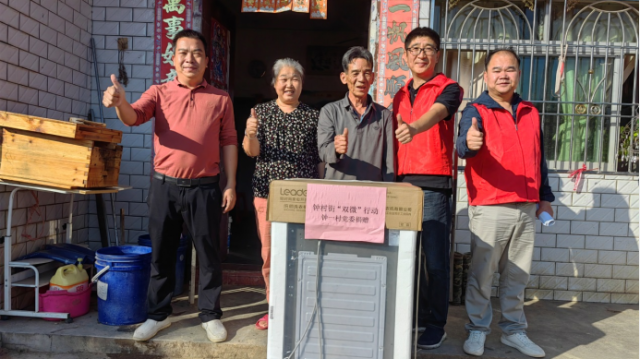 把温暖送到梅林人民群众的心坎上