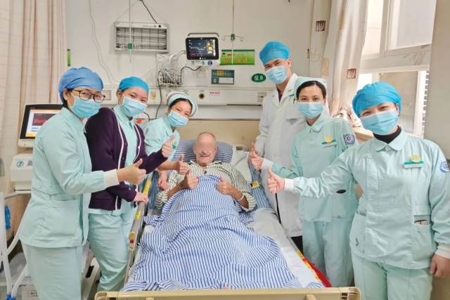 出院当天患者与急诊病房医护合影